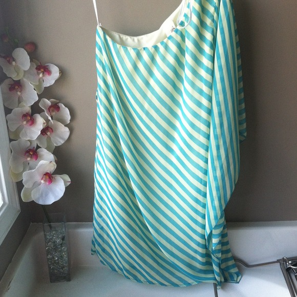💥SOLD💥 Francesca's one shoulder dress