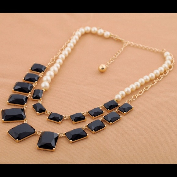 Black & pearls "treasure chest necklace" statement - Picture 4 of 4