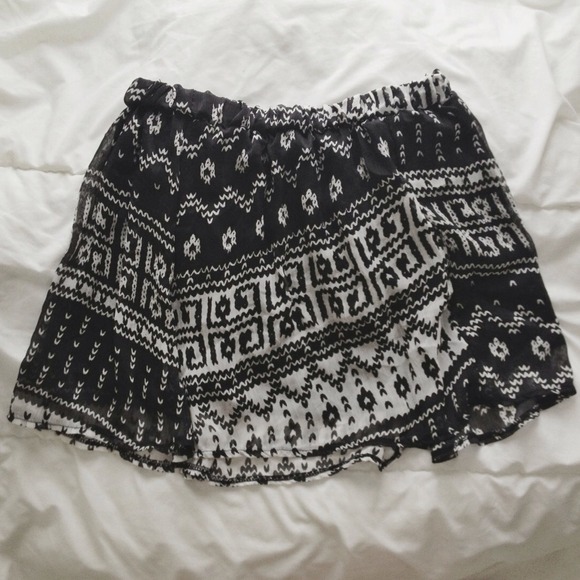 ❌📦 SOLD -- Brandy Melville Tribal Skirt
