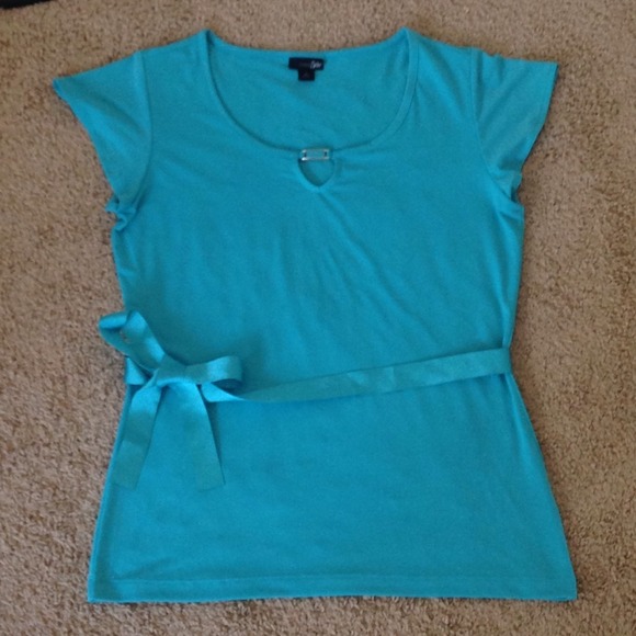 Cute Turquoise Top! - Picture 3 of 4