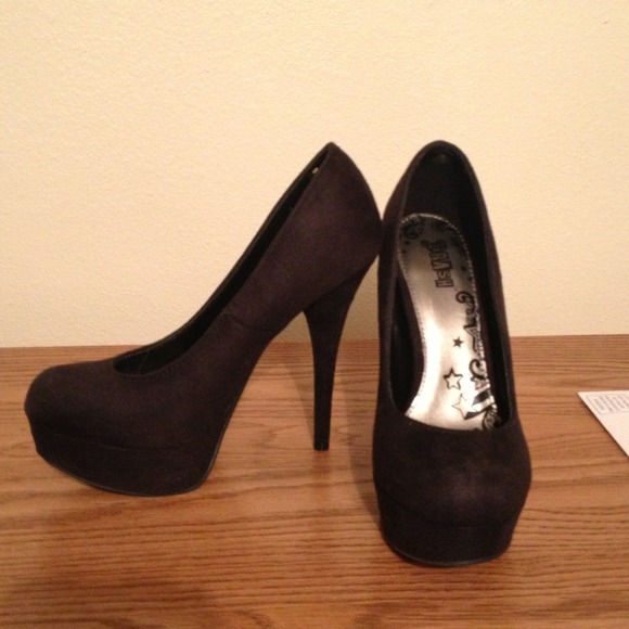 ***RESERVED*** Black Pumps!