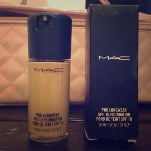 AUTHENTIC ! MAC Foundation .