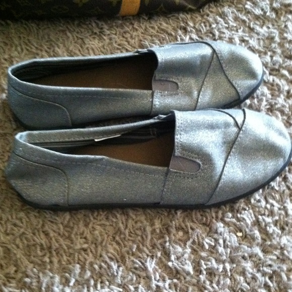 Sparkle and silvery flats (like toms)