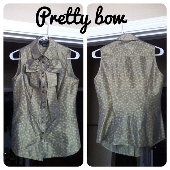 SOLD In a Bundle - Etcetera Iridescent Bow Top - Picture 2 of 4