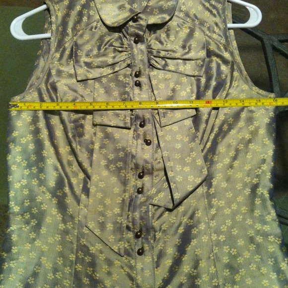 SOLD In a Bundle - Etcetera Iridescent Bow Top - Picture 4 of 4