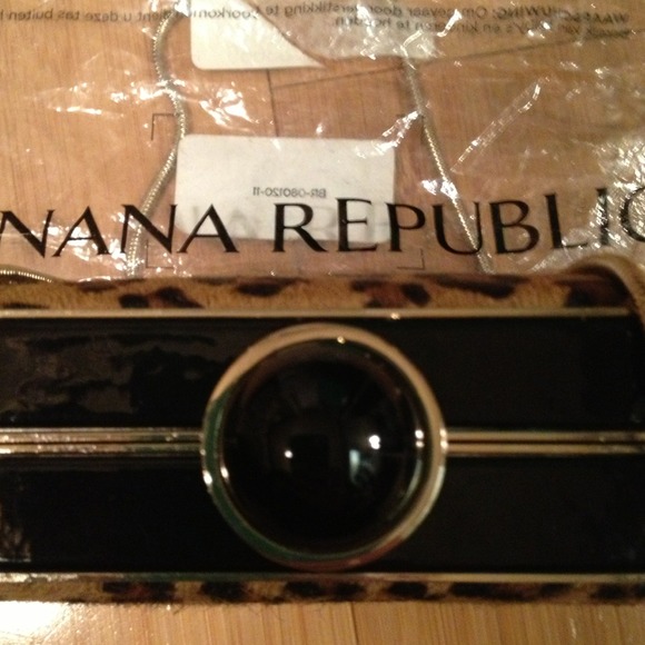 Keeping for now๐2HOST PICK.Banana Republic Clutch - Picture 4 of 4