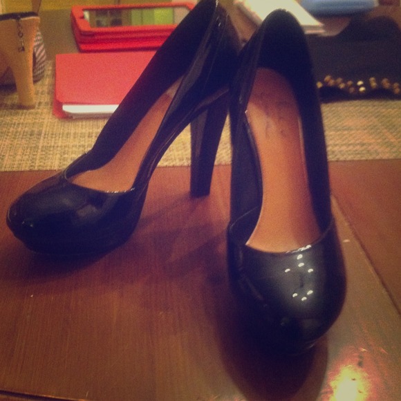Black pumps
