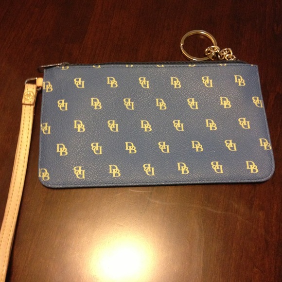 Authentic Dooney & Bourke Wristlet. 🌸🌸$30🌸🌸