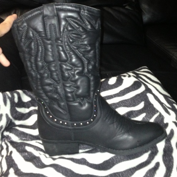 Black cowboy boots!!!!!😊😊😊