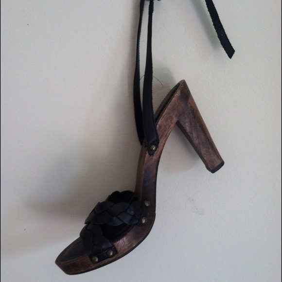 Banana Republic Wooden Heals - Picture 1 of 2