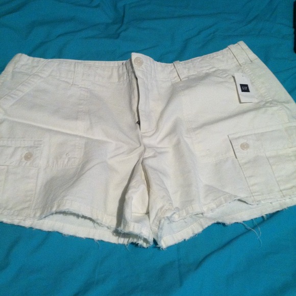 Gap white cargo shorts