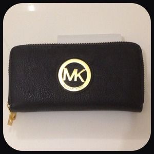 🎀 Black One Zippered Wallet 🎀
