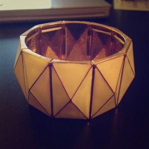 Cute pyramid pattern cuff, fits all sizes.