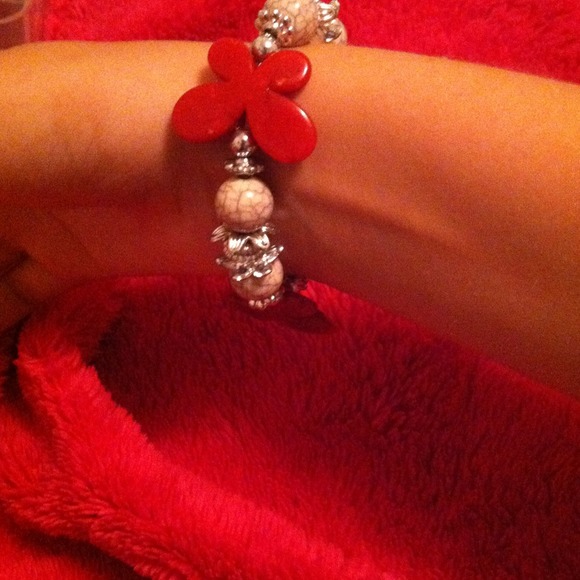 Beautiful stretchy red butterfly bracelet - Picture 1 of 2