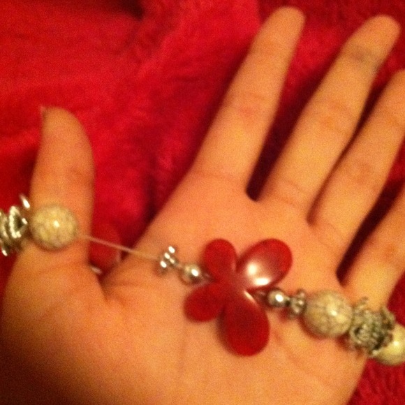 Beautiful stretchy red butterfly bracelet - Picture 2 of 2