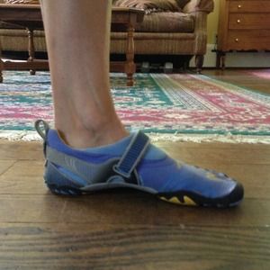 Vibrant 5 finger shoes