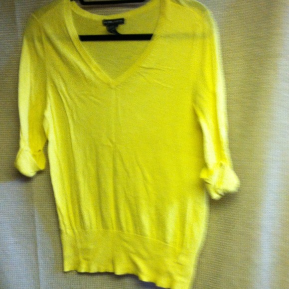 📦SOLD***448. New York & Co Yellow V neck Pullover