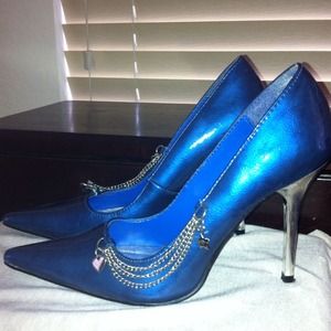 Mettalic Sapphire pumps w/ chain n charms