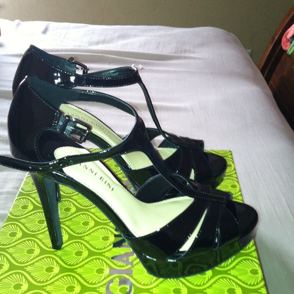 đź’˘Sold Locallyđź’˘ Pumps - Picture 2 of 4