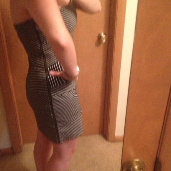 Banana Rep blk/wht side zip stripe strapless dress