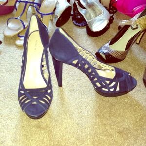 NWOT Nine West navy heels