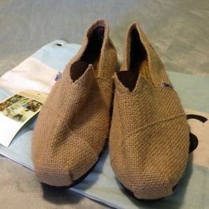 TOMS VRAND NEW
