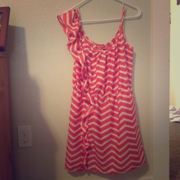 Half shoulder, ruffle line, synched waist, peach