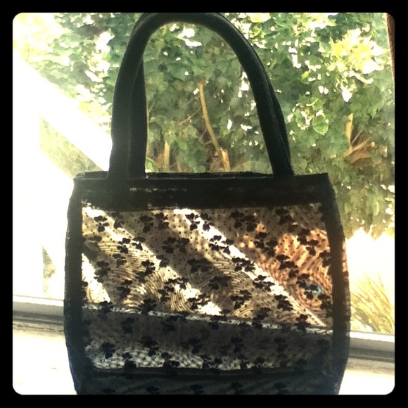 Black handbag w/velvet bow and dot design
