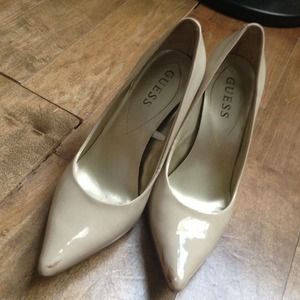 Chic pointy shoes from GUESS