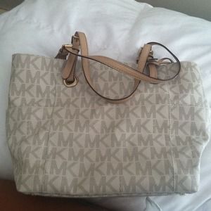 Michaels Kors tote like new will NOT REDUCE PRICE!