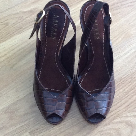Beautiful NWOT size 8 Croc Ralph Lauren Sandals