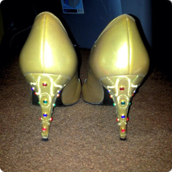 💥REDUCED💥 VINTAGE STUART WEITZMAN HEELS!! - Picture 3 of 3