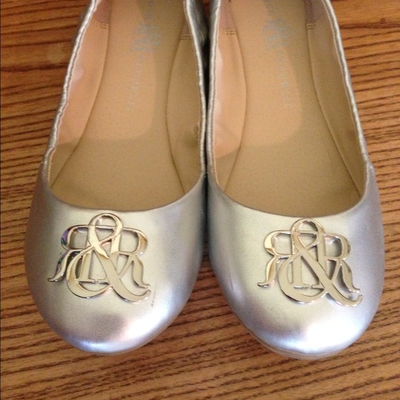 Comfy silver flats!!