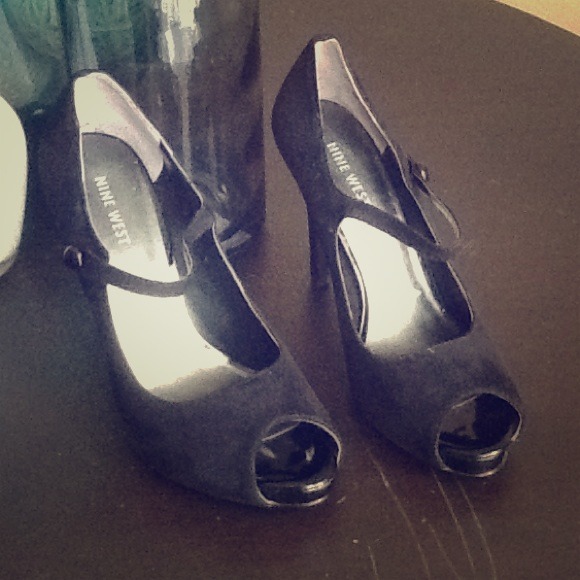 ❌SOLD❌Black suede patent leather peep-toe maryjane