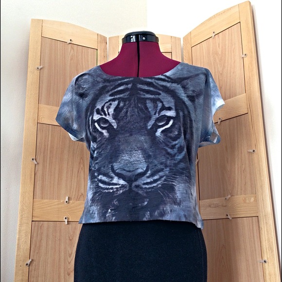 Forever 21 Wild Life Collection crop top style tee