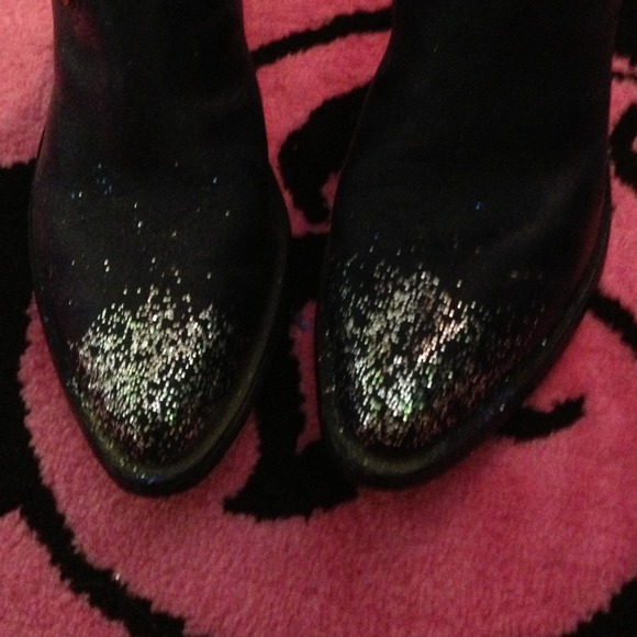 ⚡️MAKE AN OFFER⚡️Hand painted cowboy boots! - Picture 3 of 4