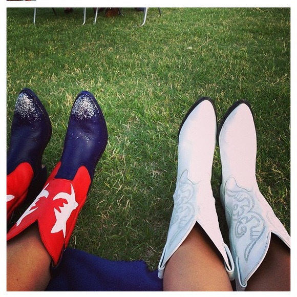 ⚡️MAKE AN OFFER⚡️Hand painted cowboy boots! - Picture 4 of 4