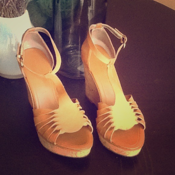 Camel colored wedge with cork heel - Picture 1 of 4