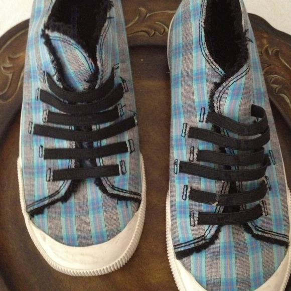 NWOT  blue & black shoes size 6 super cute
