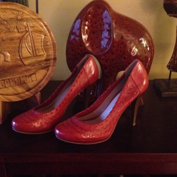 SOLD 🎉Andrew Geller Knot shoes in red! - Picture 2 of 3