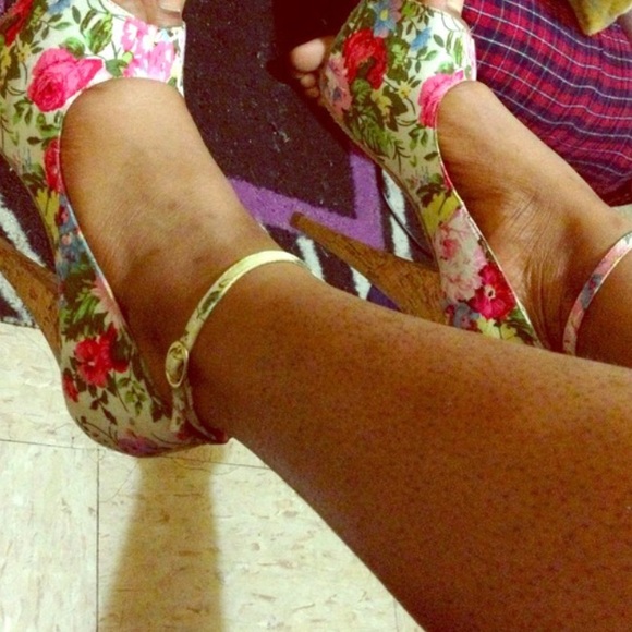 Floral peep toe pumps ���������������