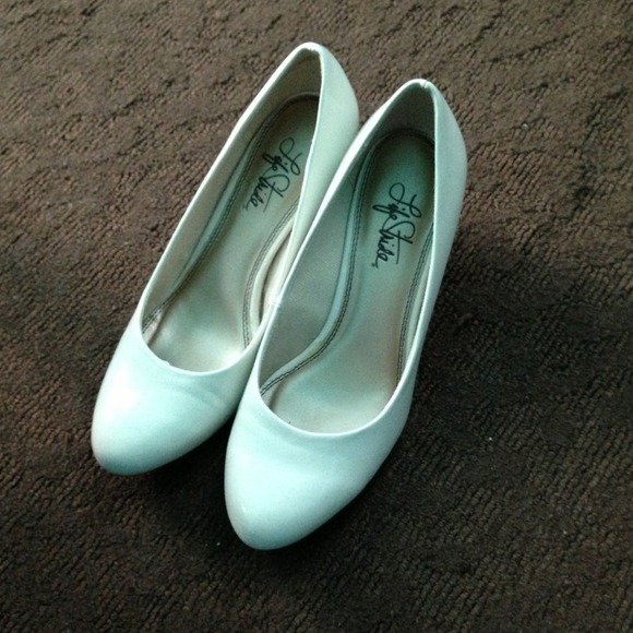 Cream/off white heels NWOT