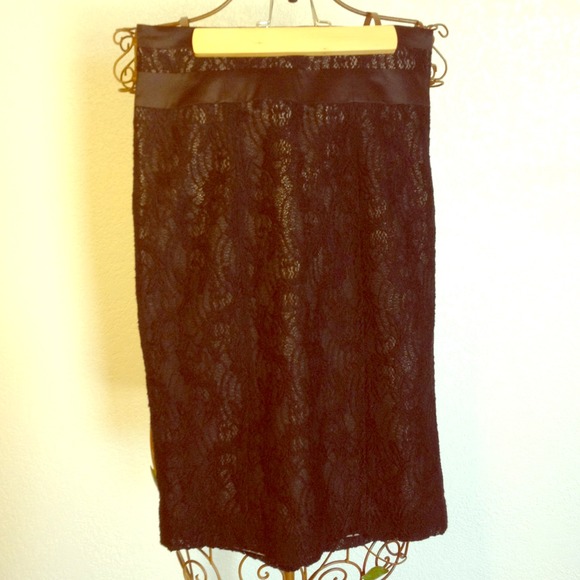 🙅Bundled🙅Black lace pencil skirt w/ grey lining