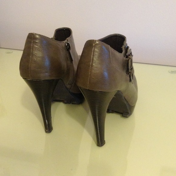 Heels - Picture 3 of 4