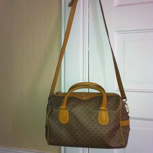*Gifted* 100% authentic Vintage Gucci Bandouliere