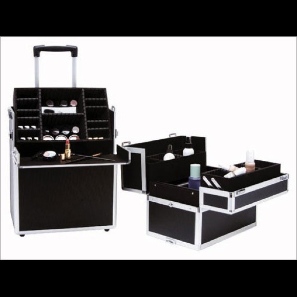 Looking for make up cases!