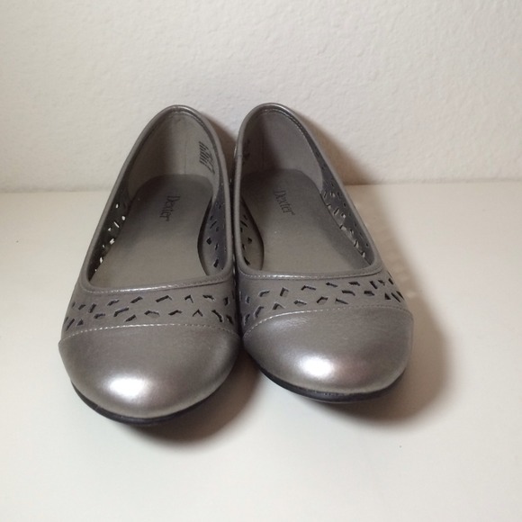 ⛔️SOLD Silver Flats.⛔️ - Picture 2 of 3