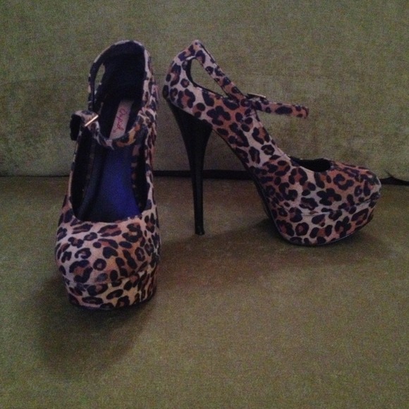 ❌SOLD ❌cheetah print high heels - Picture 2 of 3