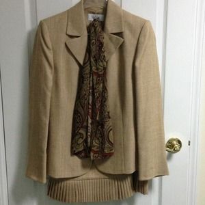 💢REDUCED💢 2-piece suit with scarf