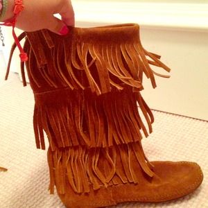 Super trendy Minnetonka high rise boots!